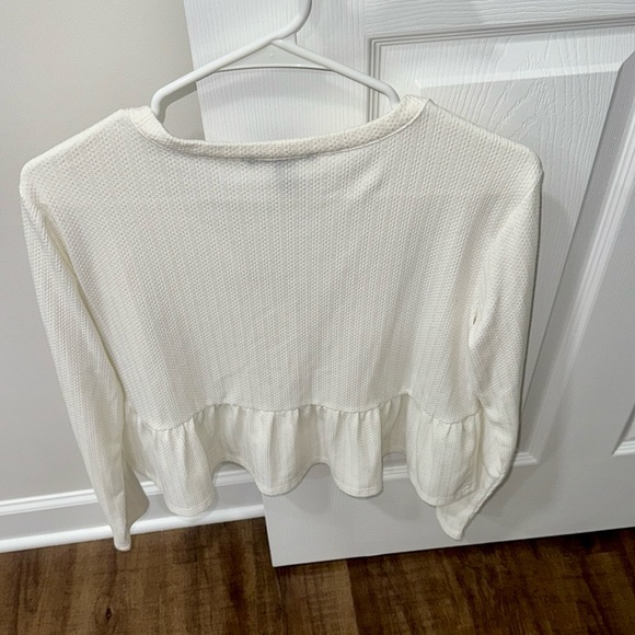 💕💕Forsver 21 size small white long sleeve top- offers welcomed. Must go!!💕💕 - Picture 3 of 4
